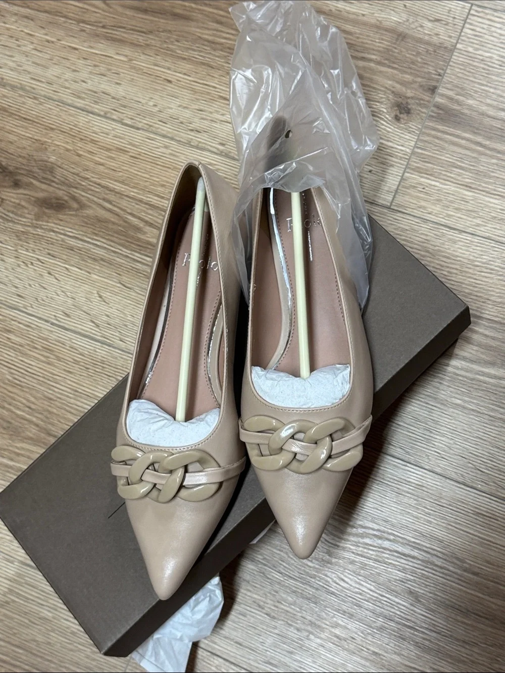 Linea Paolo - Nora - Women's Pointy Toe Skimmer Flat with Tonal Resin Chain-Link
